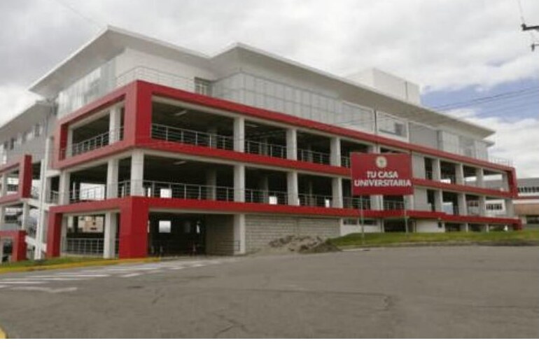 Edificio de Parqueaderos y Casa Universitaria